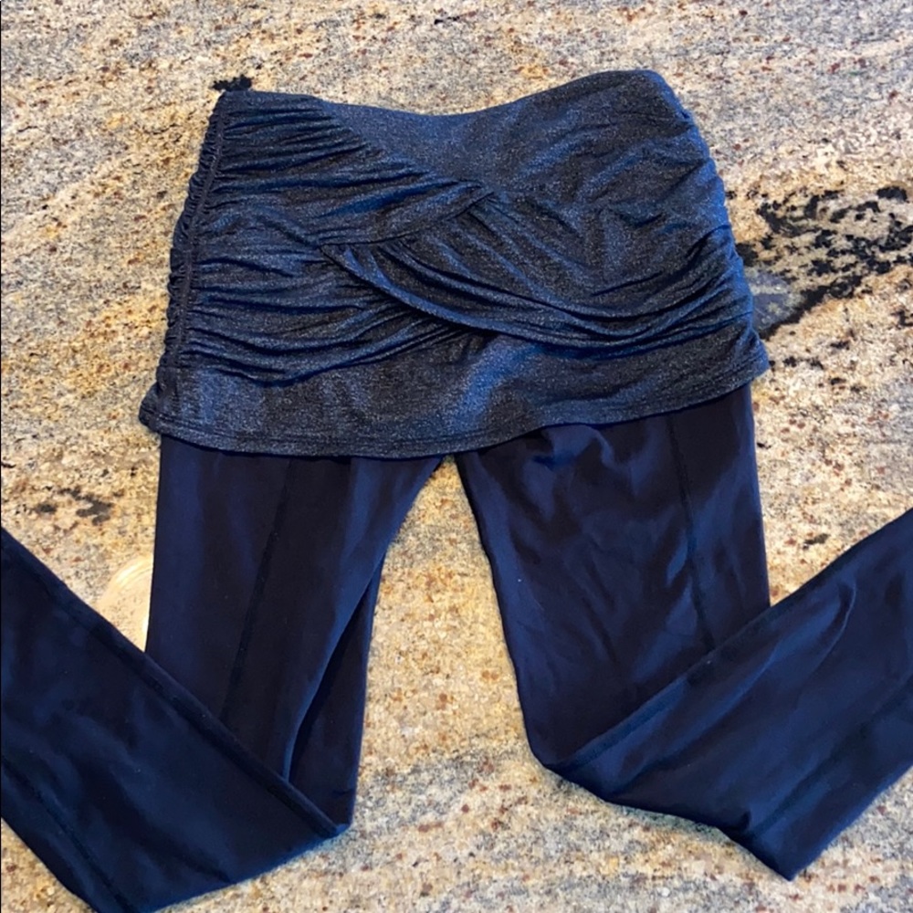 EUC 💗Athleta 2 in 1 legging/skirt W/BAG💗